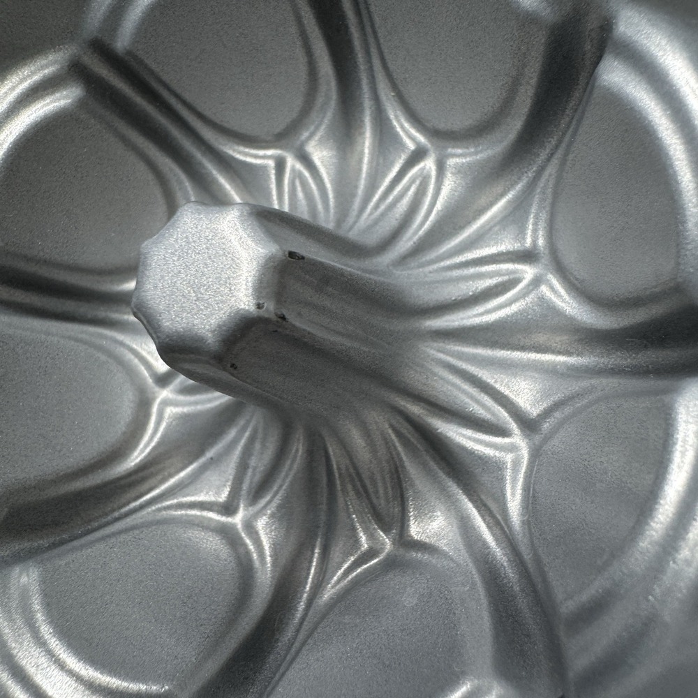Nordic Ware Gold Geo Bundtlette Pan Mold Baking Mini Bundts 3.5 Cups Six Bundts - Picture 7 of 10